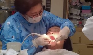 drg. Suryaningsih_penanganan_pasien 1.11.45 PM tindakan cek gigi